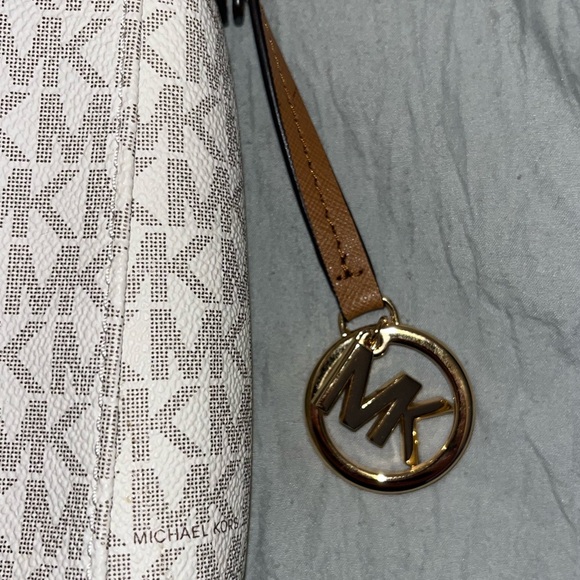 Michael Kors Messenger Crossbody - Vanilla - Picture 3 of 7